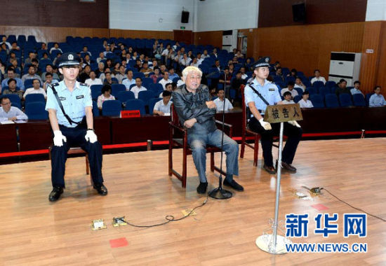 9月29日，方廣云在庭審現(xiàn)場。當日，“合肥房叔”腐敗窩案核心人物方廣云在安徽省廬江縣出庭受審。 新華社記者 郭晨 攝