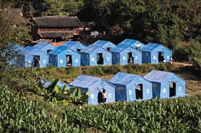 　昨日，云南省景谷縣永平鎮(zhèn)芒費村地震中70受損戶，部分村民安置在帳篷里。