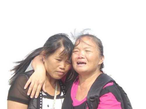 見到救命恩人魏冬桂（左），沈愛蘭十分激動