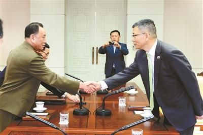 10月15日，韓國國防部國防政策室室長柳濟升和朝鮮人民武裝力量部偵查總局局長金英哲分別率團出席板門店