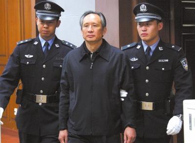 昨天，被告人張曙光在法庭上聽取宣判。新華社發(fā)