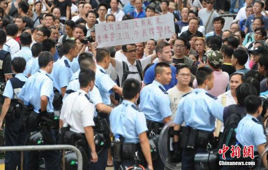 10月22日，有反對(duì)“占中”的市民前往旺角的非法占領(lǐng)區(qū)展示橫額，支持香港警隊(duì)。中新社發(fā) 譚達(dá)明 攝
