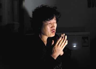 昨日,呼格吉勒圖的媽媽尚愛云在內(nèi)蒙古呼市家中講述這些年來的上訪經(jīng)歷。本版圖片/新京報記者 郭鐵流