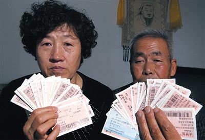 尚愛云夫婦展示上訪留下的車票,這些只是一部分。