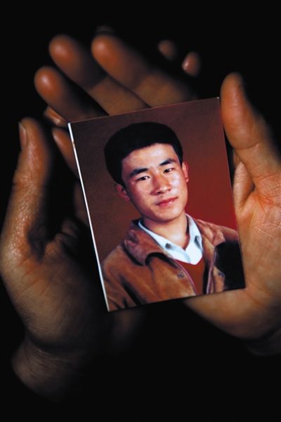 尚愛云捧著兒子的照片。