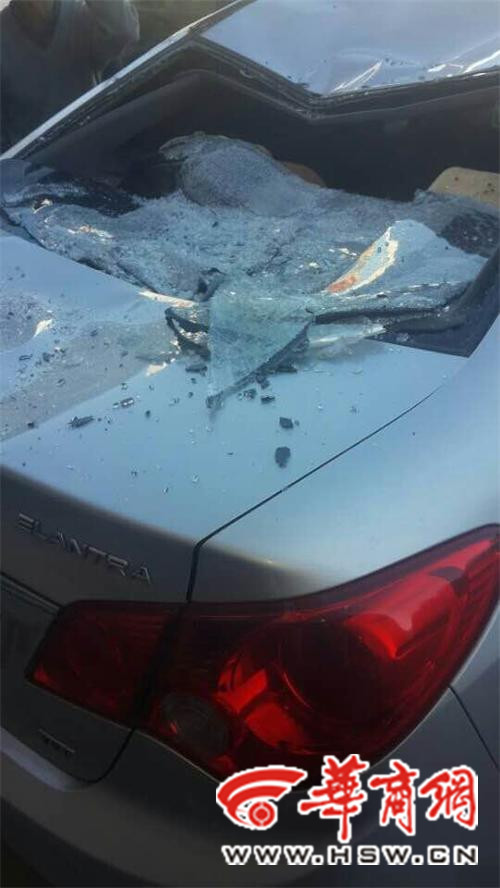 事發(fā)現(xiàn)場一輛伊蘭特轎車后擋風玻璃破碎，車頂被砸出坑。記者 祁銘 攝