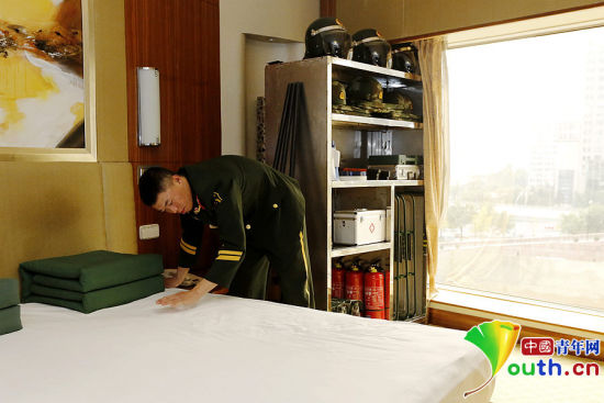 　11月7日，一名武警官兵在APEC駐地中國大飯店的房間內(nèi)整理內(nèi)務(wù)。
