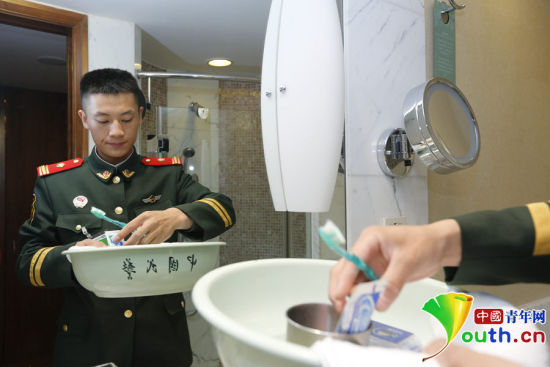 駐守APEC駐地中國大飯店的武警官兵將自己平時(shí)使用的臉盆、毛巾等帶到酒店房間。