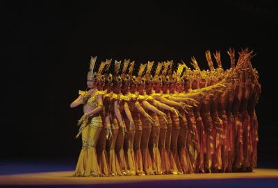 在歡迎晚宴上，上演經(jīng)典節(jié)目千手觀音。新華社發(fā)