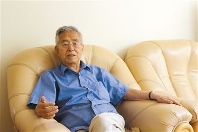楊維駿 歷任云南省政協(xié)副主席等職。89歲高齡的楊維駿為12名失地農(nóng)民代表開道，到云南省政協(xié)反映問題。