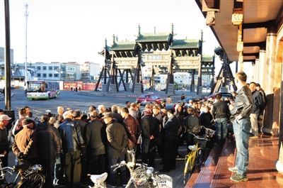 11月3日，大同市四牌樓附近，耿彥波“粉絲團(tuán)”在聚眾討論。