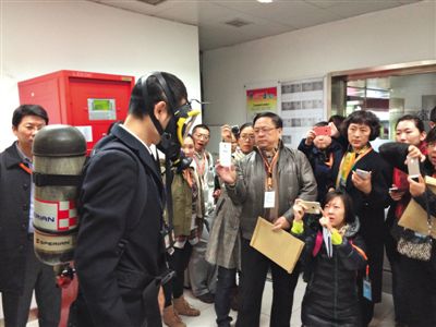 昨天，地鐵4號線北京南站站，地鐵工作人員為人大代表演示應(yīng)急氧氣瓶佩戴方式。新京報記者