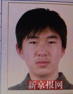 犯罪嫌疑人李小龍，27歲，唐山樂亭人。村干部說李小龍經(jīng)常把自己關(guān)在家里