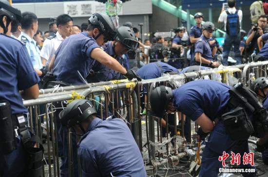 11月26日，香港法庭執(zhí)達主任在旺角彌敦道執(zhí)行禁制令，清除非法障礙物，后因受阻而要求警方協(xié)助執(zhí)行。