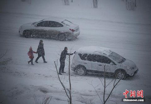 12月8日，經(jīng)過一夜降雪，烏魯木齊已是皚皚白雪一片。（圖片來源于中新網(wǎng)）