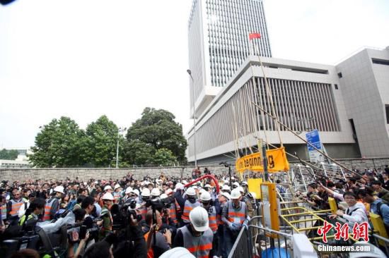 12月11日上午，香港非法“占領(lǐng)區(qū)”清除障礙物。