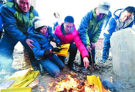 昨日，呼格吉勒圖的父母揣著無罪判決書的復(fù)印件來到兒子墳前祭奠?！?新華社