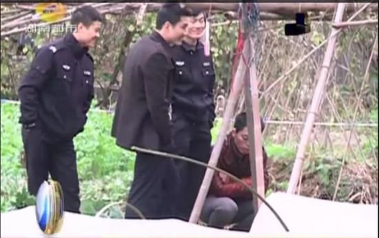 一個(gè)見(jiàn)習(xí)警官，一個(gè)二級(jí)警司，和一個(gè)便衣人員站在菜地里笑。