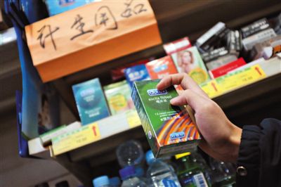 清苑路“世紀(jì)華聯(lián)超市清友園店”的貨架上，擺放著購(gòu)自網(wǎng)店的“高仿”避孕套。