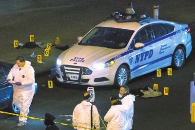 美國(guó)紐約兩名警察20日在巡邏車(chē)內(nèi)突遭槍擊身亡。紐約警察局長(zhǎng)威廉·布拉頓說(shuō)，槍手行兇后跑入附近一座地鐵站飲彈自盡，沒(méi)有跡象顯示這起血案與恐怖主義有關(guān)聯(lián)。