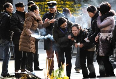 昨日，上海，外灘踩踏事件遇難者家屬來(lái)到事發(fā)地獻(xiàn)花祭奠。