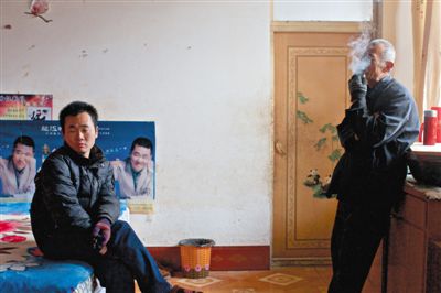 父親抽煙，兒子不語。逃跑的越南新娘，給袁迎賓父子帶來的是失落。新京報(bào)記者
