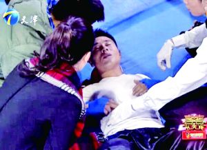 天津衛(wèi)視一檔明星真人秀娛樂節(jié)目中，海南省武術(shù)協(xié)會副秘書長楊成章被打倒在地，表情痛苦。