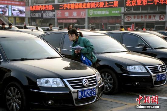 1月23日，北京亞運(yùn)村汽車交易市場(chǎng)中拓拍賣停車場(chǎng)上人頭攢動(dòng)。