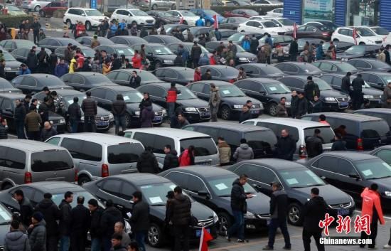 2015年1月25日，首批國家和中央機(jī)關(guān)取消的公務(wù)用車在北京亞運(yùn)村汽車交易市場拍賣。106輛公務(wù)用車