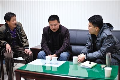 1月7日，陜西省榆林市，國(guó)家信訪局第五督查組成員王治鐸（右一）與兩名信訪人約談。 楊凱 攝
