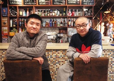 　14日，西安交通大學(xué)路66號(hào)公路咖啡館，苗阜（左）、王聲（右）兩位青年相聲演員今年將第一次登上春晚