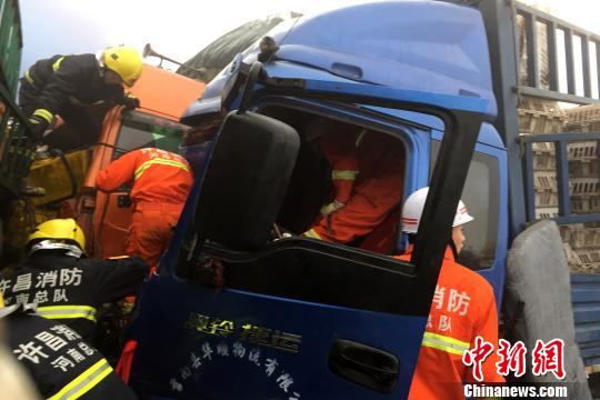 圖為21日，蘭南高速河南段21輛汽車發(fā)生連環(huán)相撞事故，消防人員對被困傷員進行緊急救援。　郭浩　攝