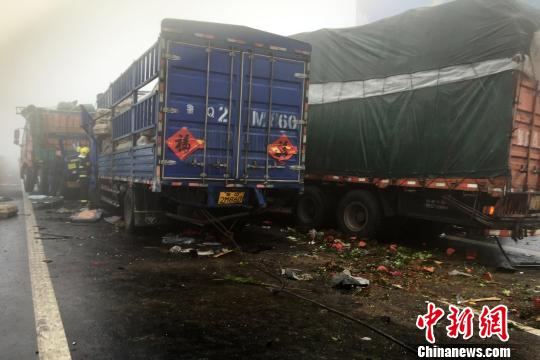 圖為21日，蘭南高速河南段車禍事故現(xiàn)場一片狼藉。　郭浩　攝