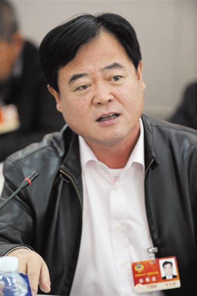 　政協(xié)委員、中國通用技術(shù)集團(tuán)董事長賀同新稱，按照2014年的數(shù)字，他的薪水下降了近50%。圖/CFP
