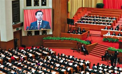 十二屆全國(guó)人大三次會(huì)議舉行第二次全體會(huì)議，全國(guó)人大常委會(huì)委員長(zhǎng)張德江作全國(guó)人大常委會(huì)工作報(bào)告。
