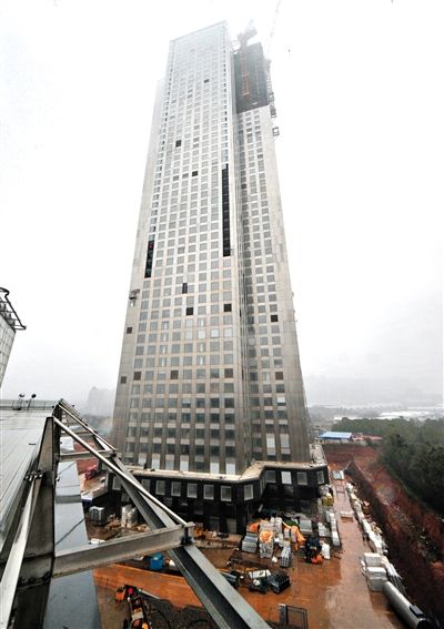 湖南遠(yuǎn)大可建公司采取模塊化建造技術(shù)建造的57層高樓施工現(xiàn)場。新華社發(fā)