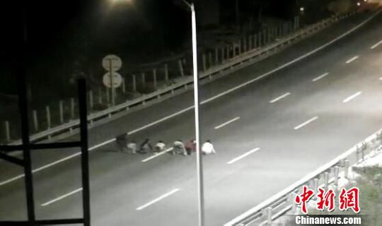 孩子們將高速公路當(dāng)成跑道賽跑?！【焦﹫D　攝