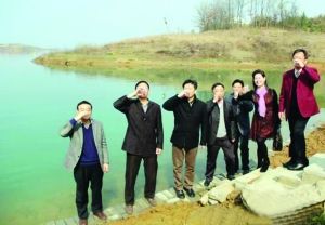 活動(dòng)儀式現(xiàn)場(chǎng)，一眾人舀起漳河水直接喝下