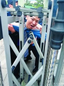 律師王甫在試圖跑進(jìn)衡陽(yáng)中院大門時(shí)被圍攻者阻止，西服和襯衣被撕爛。