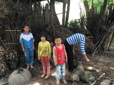 羅梅和她的三個(gè)孩子。中間兩個(gè)孩子為羅梅夫婦在逃亡途中所生。新京報(bào)記者 蕭輝 攝