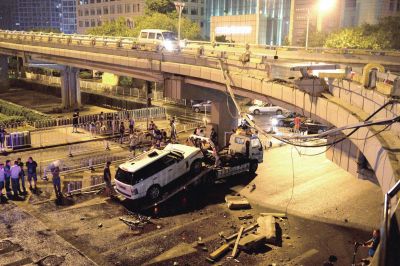 路虎車被扶正后，救援車將其拖離現(xiàn)場。