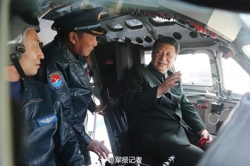 2015年2月16日，習(xí)近平登上戰(zhàn)機(jī)，坐進(jìn)駕駛艙，了解裝備性能，體驗(yàn)操作使用。