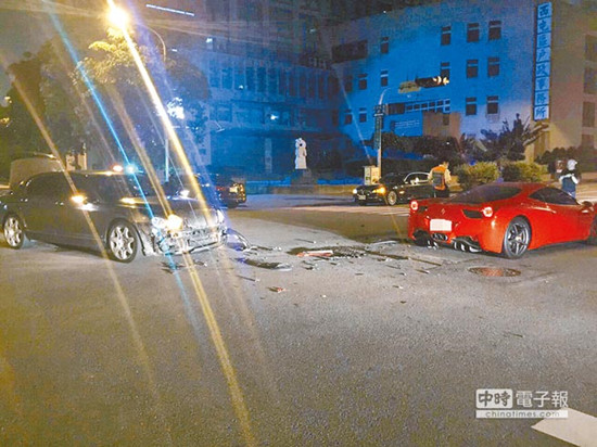 圖為車號(hào)8889的法拉利（右）和車號(hào)9888的賓利車（左）發(fā)生擦撞，法拉利車身嚴(yán)重?fù)p毀。