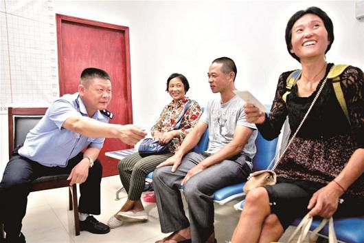 在民警的幫助下，流浪婦女右一與親人相聚