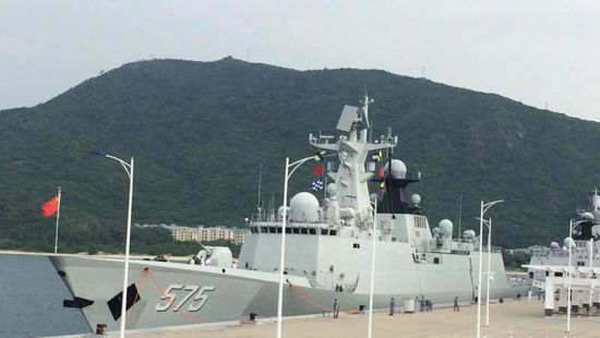 中國海軍艦艇編隊(duì)12日上午從三亞起航，參加“和平友誼-2015”中馬兩軍首次實(shí)兵聯(lián)演。