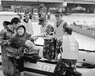 5日，廣東江門市邊防官兵解救被洪水圍困的群眾。 廖 鍵攝（人民視覺）