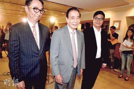 四叔李兆基（中）、長(zhǎng)子李家杰（左）及次子李家誠(chéng)