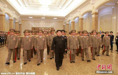 資料圖：朝鮮最高領(lǐng)導(dǎo)人金正恩此前參謁錦繡山太陽(yáng)宮的情景。