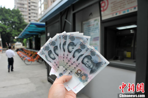 “如果是千元左右的跨行轉(zhuǎn)賬，都會(huì)先充值到支付寶，然后再轉(zhuǎn)到相應(yīng)銀行賬戶中”，肩負(fù)3000多元月供的北京白領(lǐng)小李告訴中新網(wǎng)記者，這樣操作起來方便、省時(shí)，還免去下載好幾個(gè)銀行客戶端的麻煩。