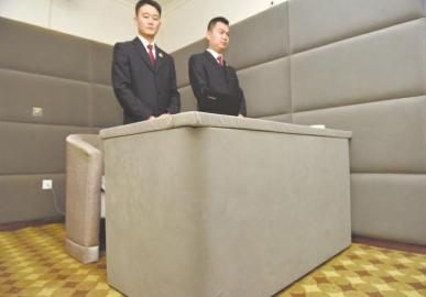 審訊室、居住室內(nèi)的桌椅板凳都進(jìn)行了軟包。